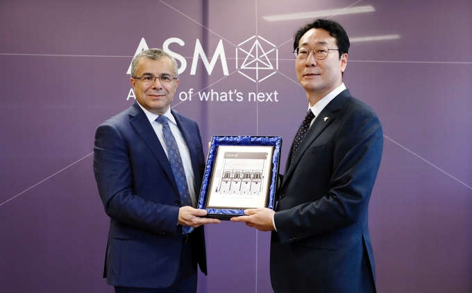 네덜란드 벨트호벤 소재 노광장비 분야 세계 1위인 ASML 본사를 방문한 정명근 시장이 웨인 앨런(Wayne Allen) ASML CSO(수석 부사장) 과 상생협력협약(MOU) 체결. (사진=화성시 제공)