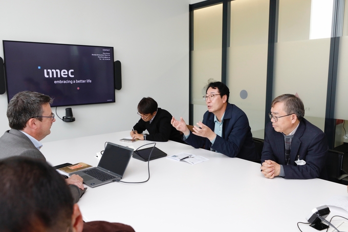 정명근 시장이 세계 최고의 반도체연구소 벨기에 IMEC을 방문해 IMEC 관계자를 만나 연구소를 방문했다. (사진=화성시 제공)