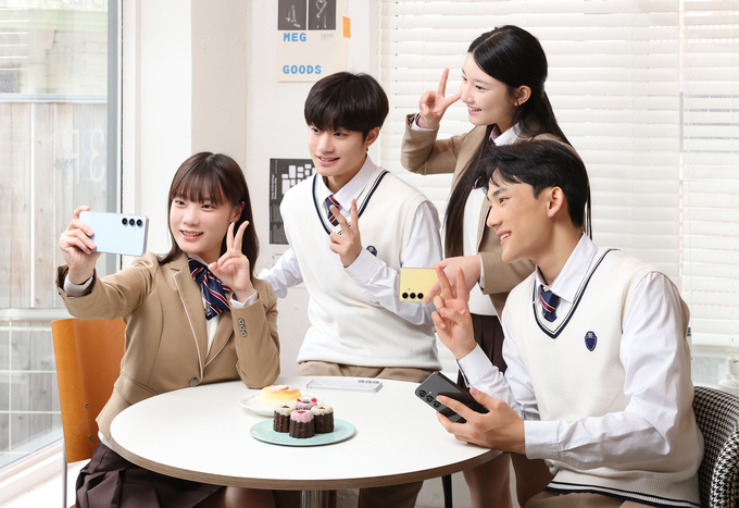 삼성전자 모델들이 '갤럭시 S24 FE'로 셀피를 촬영하는 모습. (사진=삼성전자 제공)