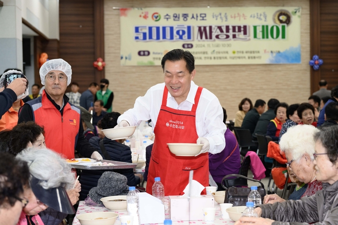 1일 이재준 수원시장(가운데)이 '수원 중사모'(수원 중식을 사랑하는 모임)와 함께 짜장면 무료급식 봉사를 진행하고 있다. (사진=수원시 제공)