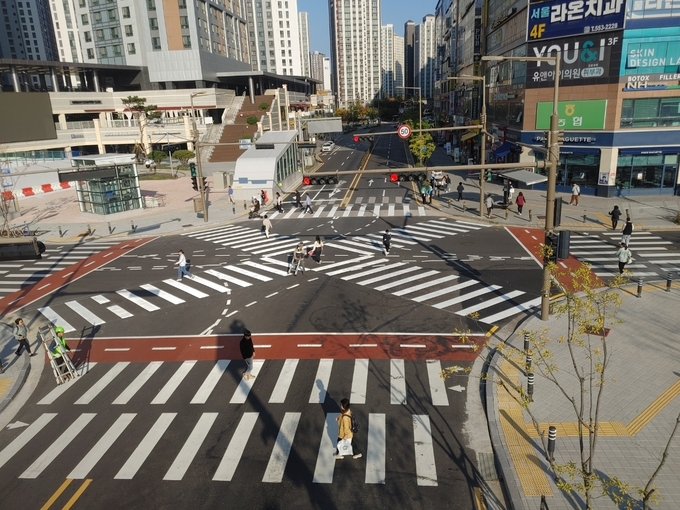 「남양주 다산역 인근 사거리 ‘위험천만’ 도로」 보도와 관련, 대각선 횡단보도가 설치됐다.(사진=이진환 남양주시의회 의원 제공)