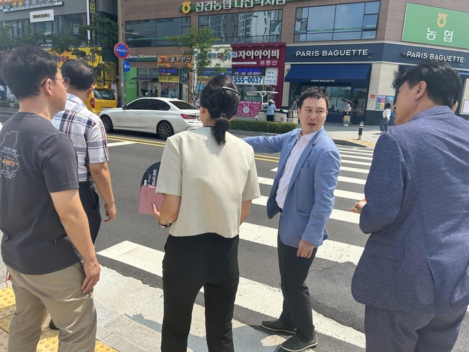 이진환 의원이 관련기관의 관계자들과 현장을 점검하며 논의하고 있다.(사진=이진환 남양주시의회 의원 제공)