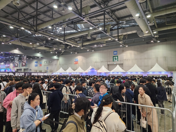 굿즈존에 입장하기 위해 줄을 선 관람객들. (사진=이효정 기자)