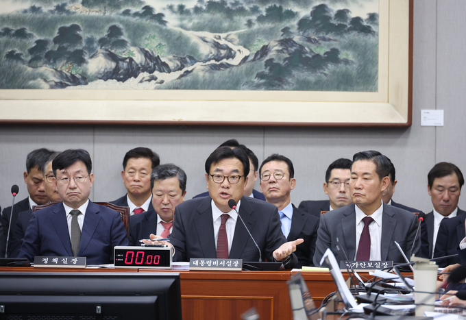 정진석 대통령비서실장(가운데)이 1일 국회에서 열린 운영위원회의 대통령비서실과 국가안보실, 대통령 경호처 대상 국정감사에서 답변하고 있다. (사진=연합뉴스)