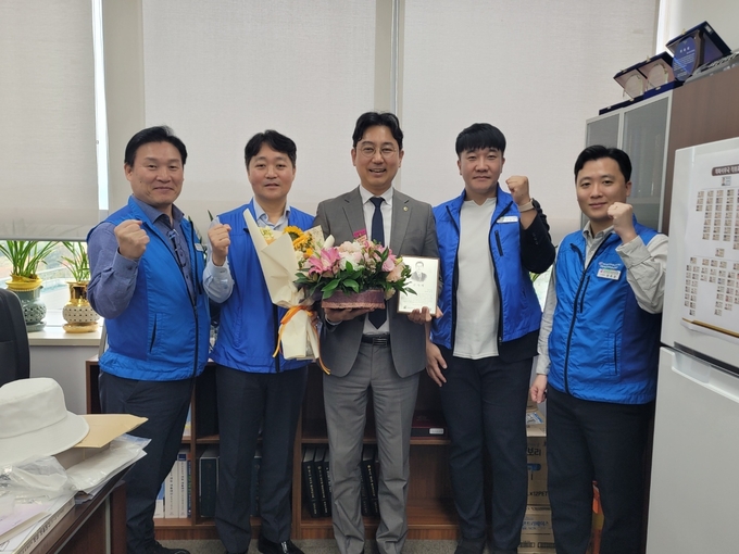 성남시의회 최종성 의원 이 공직사회 발전과 공무원의 근무환경 개선에 대한 공로로 전국시군구공무원노동조합연맹과 성남시청공무원노동조합으로부터 감사패를 받았다. (사진=성남시의회 제공)