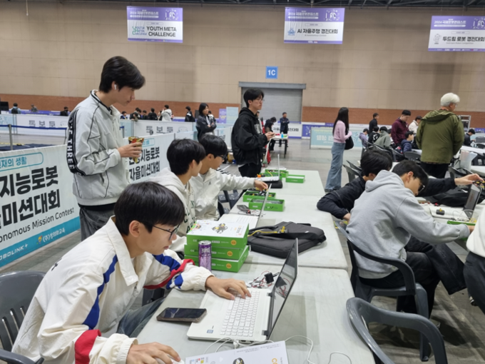 시흥시 관내 경기자동차과학고가 지난 26일 열린 제19회 국제로봇콘테스트에서 우수한 성적을 거두며, 로봇 분야에서 탁월한 실력을 입증했다. (사진=시흥교육지원청 제공)