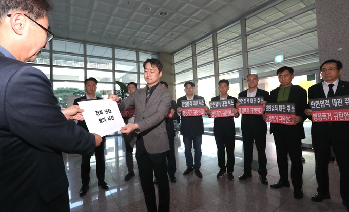 지난달 30일 종교 단체등이 경기도 수원시 경기관광공사를 찾아 공사의 경기도 파주 임진각 평화누리 대관 취소 결정에 피켓을 들고 항의 서환을 관계자에게 전달하고 있다. (사진 =신천지예수교 증거장막성전과 불교중앙협의회 제공)