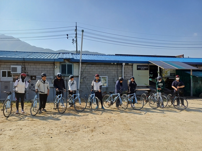 경기한울학교 학생들이 사제동행 프로그램에 참여해 자전거 라이딩 활동을 했다. (사진=경기한울학교 제공)