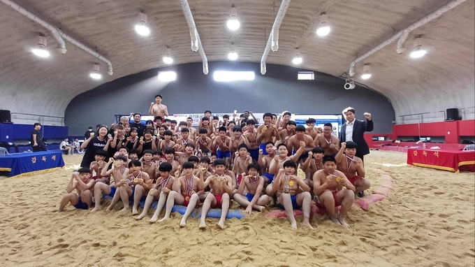 지난 2일 용인미르스타디움 씨름경기장에서 열린 2024 경기도교육감배 학생씨름대회 우승자들이 단체 기념사진을 찍고 있다. (사진=경기도씨름협회 제공)