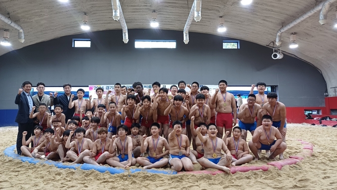 지난 1일 용인미르스타디움 씨름경기장에서 열린 제54회 전국소년체전 경기도대표 1차 선발전에서 우승자들이 단체 기념사진을 찍고 있다. (사진=경기도씨름협회 제공)