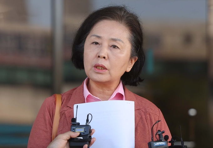 김영선 전 국민의힘 의원이 3일 오전 경남 창원시 성산구 창원지방검찰청에 출석해 입장을 밝히고 있다. (사진=연합뉴스)