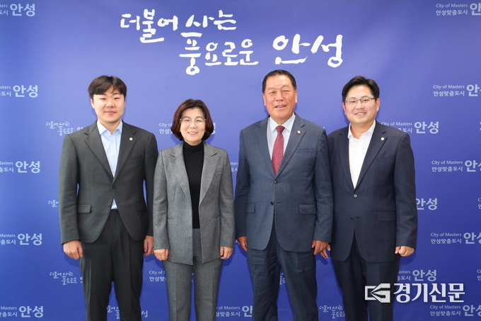 왼쪽부터)최승혁 의원, 김보라 시장, 안정열 의장, 최호섭 의원. (사진=안성시 제공)