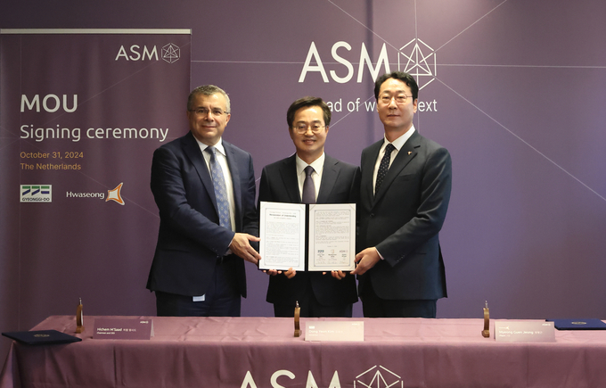 지난달 31일(현지시각) 네덜란드 알메르에 위치한 ASM 본사에서 (왼쪽부터) 히쳄 엠사드 ASM 대표, 김동연 경기도지사, 정명근 화성시장이 업무협약을 맺고 기념촬영을 하고 있다. (사진=경기도 제공)