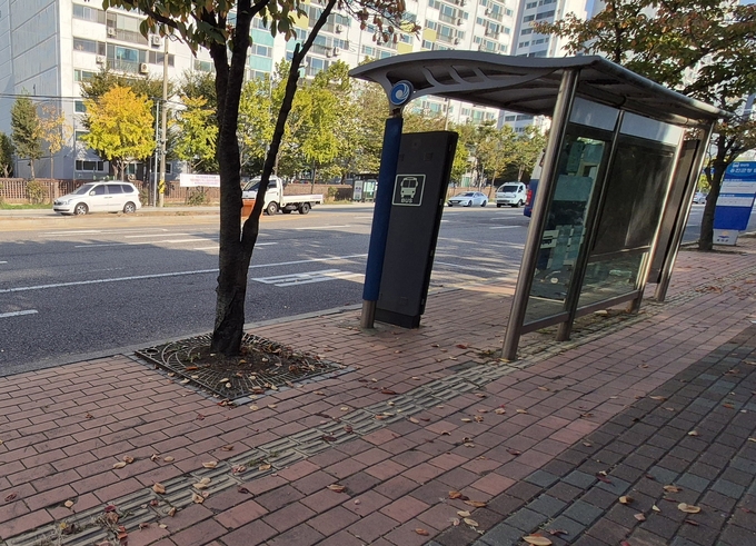 옹진군청 앞 버스정류소가 선형 블록을 깔고 설치돼 있다. ( 사진 = 유지인 기자 )
