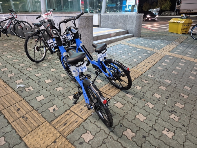 부평구청역 출구 앞 점자블록 위로 공유 자전거 2대가 나란히 놓여 있다. ( 사진 = 유지인 기자 ) 