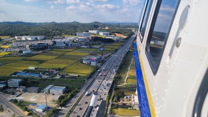  경기남부경찰청이 경찰헬기를 동원해 정체구간 관리에 나선 모습. (사진=경기도소방재난본부 제공)