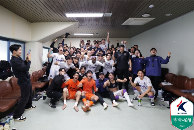 지난 2일 부천종합운동장에서 열린 하나은행 K리그2 2024 38라운드 원정 경기에서 리그 우승이 확정된 후 FC안양 선수들이 라커룸에서 기념사진을 찍고 있다. (사진=한국프로축구연맹 제공)
