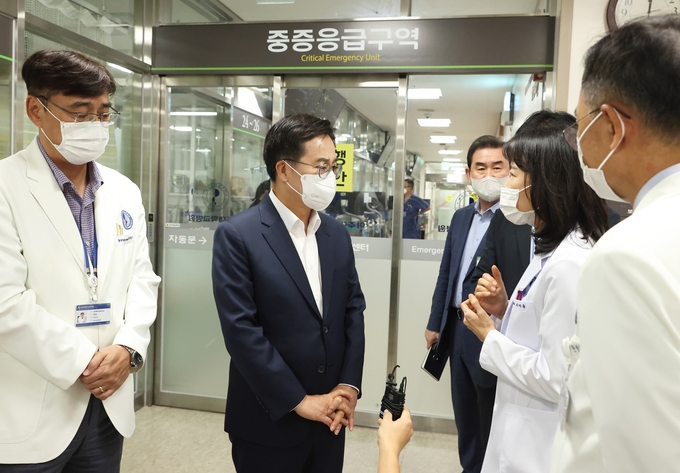 지난 8월 30일 김동연 경기도지사가 아주대학교병원을 방문해 의료현안 관련 현장간담회를 하고 있다. (사진=경기도 제공)