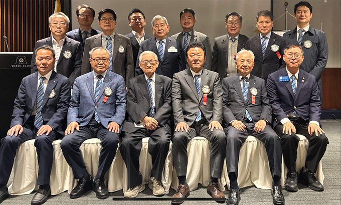 김대종 세종대 교수(맨 오른쪽)가 '2025년 경제전망' 특강 후 남서로타리클럽 회원들과 기념촬영을 하고 있다. (사진=세종대학교 제공)