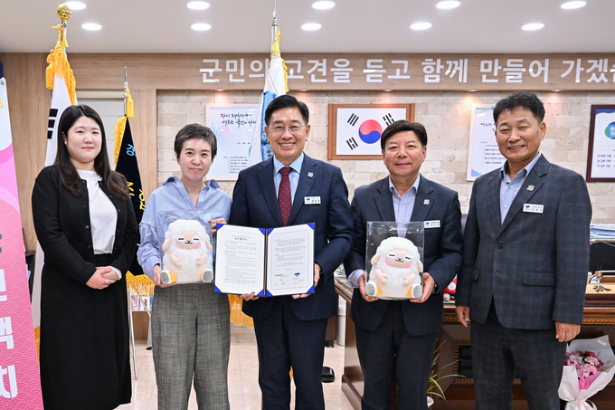 양평군은 1일 한국 여행 전문 플랫폼 아이룬파이브와 외국인 관광 활성화를 위한 업무협약 양해각서(MOU)를 체결했다. (사진=양평군 제공)