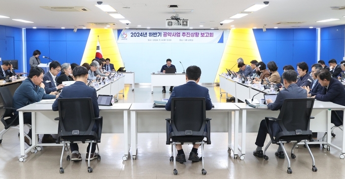최대호 안양시장이 4일 시청 상황실에서 열린 '공약사업 추진상황 보고회'를 주재하고 있다. (사진=안양시 제공)