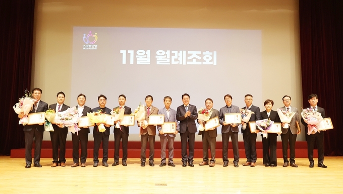 최대호(오른쪽 일곱 번째) 안양시장이 4일 시청 대강당에서 열린 월례조회에서 우수기업에 인증서를 수여한 뒤 기업인들과 기념촬영을 하고 있다. (사진=안양시 제공)