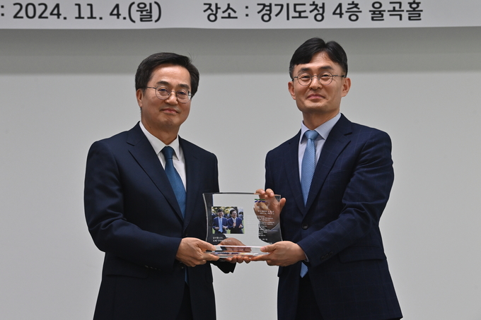 4일 경기도청 율곡홀에서 진행된 경제부지사 이임식에서 김동연(왼쪽) 경기도지사와 김현곤 경기도 경제부지사가 감사패를 들고 기념촬영을 하고 있다. (사진=옥지훈 기자) 