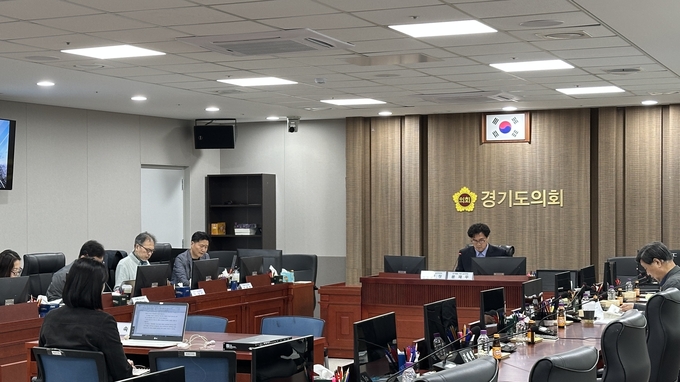 지난 1일 경기도의회 특별위원회 회의실에서 제5회 연구활동 지원 심의위원회를 진행하고 있다. (사진=경기도의회 제공) 