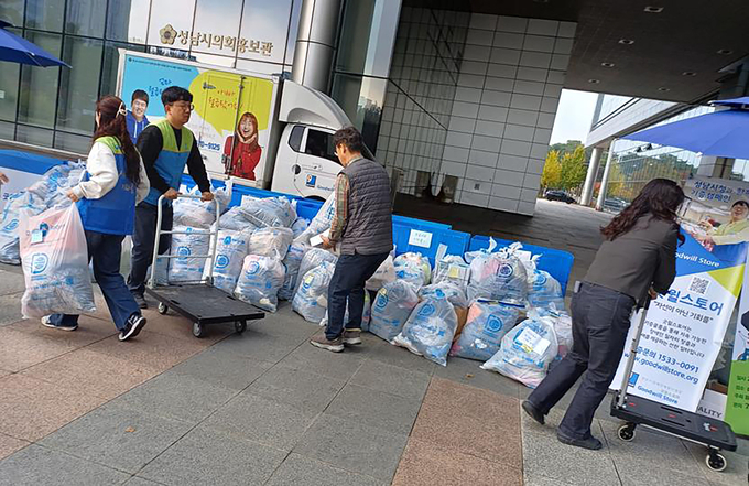 성남시 소속 공무원들이 ESG 실천의일환으로 시청 공무원들이 불필요하게 보유 중이던 물품을 모아 총 2001점을 발달장애인 직업재활시설인 굿윌스토어에 기부했다고 5일 밝혔다.