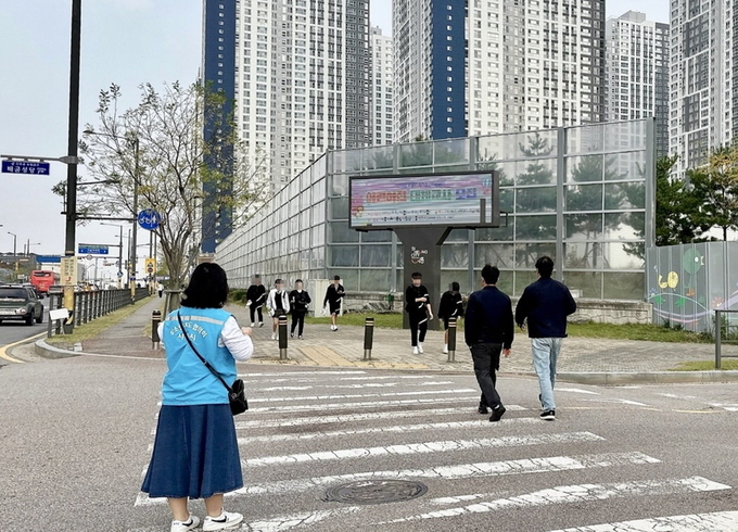 시흥시 배곧2동 청소년지도협의회는 지난 4일 배곧2동에서 ‘등굣길 교통안전 캠페인’을 전개했다. (사진=시흥시 제공)