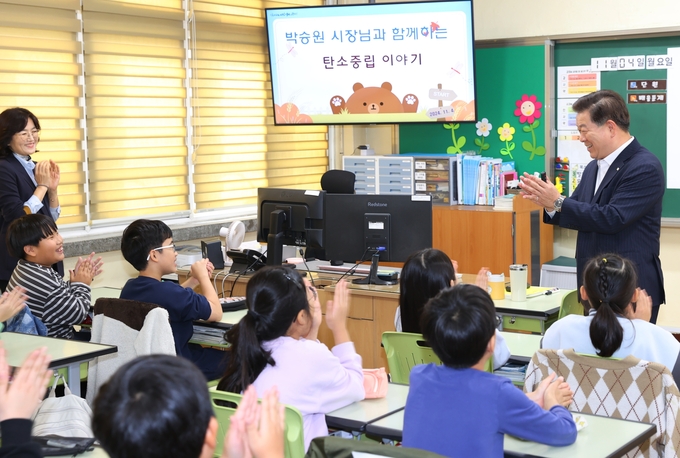박승원 광명시장은 지난 4일 오전 광명남초등학교를 방문해 4학년 1반 학생들과 ‘제44회 생생소통현장’을 진행했다.(사진=광명시 제공).