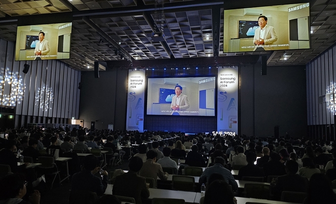 '삼성 AI 포럼 2024'에서 개회사를 하고 있는 한종희 삼성전자 대표이사 부회장. (사진=삼성전자 제공)