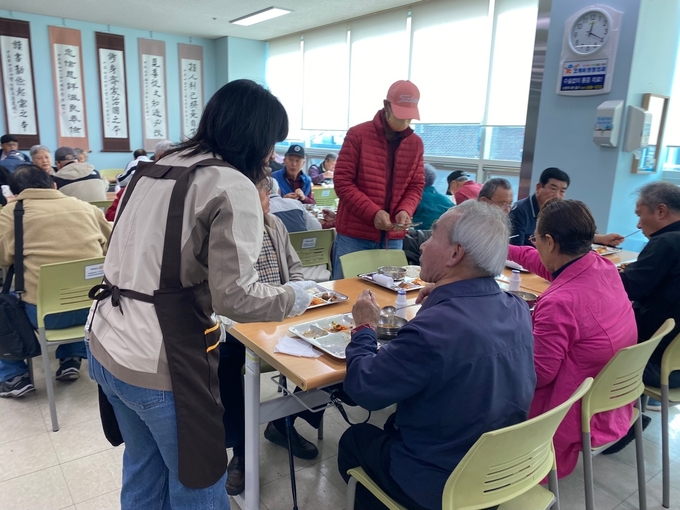 버드내노인복지관에서 진행되고 있는 배식봉사활동. (사진=한국국토정보공사 제공)