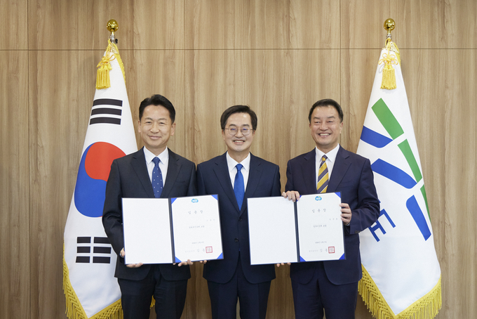 5일 경기도청에서 진행된 정무인사 임용식에서 (왼쪽부터) 고영인 신임 경제부지사, 김동연 경기도지사, 윤준호 신임 정무수석이 기념촬영을 하고 있다. (사진=경기도 제공)