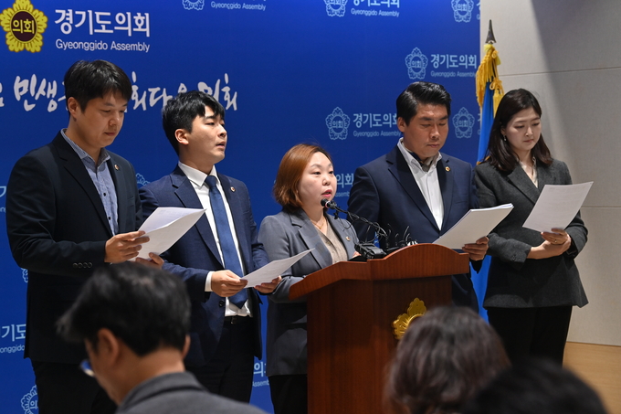 경기도의회 더불어민주당 대변인단이 5일 경기도의회에서 기자회견을 열고 경기도의회 국민의힘에 보이콧 철회를 촉구하고 있다. (사진=옥지훈 기자)