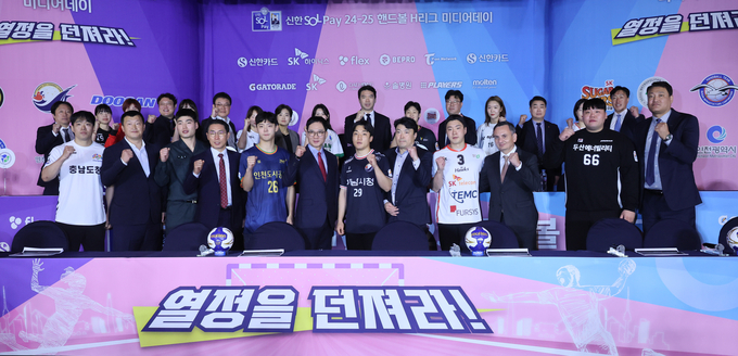지난 4일 서울 강남구 호텔리베라 청담에서 열린 개막 미디어데이 행사에서 남녀부 총 14개 구단 감독과 선수들이 시즌 개막을 앞두고 각오를 밝혔다. (사진=연합뉴스)