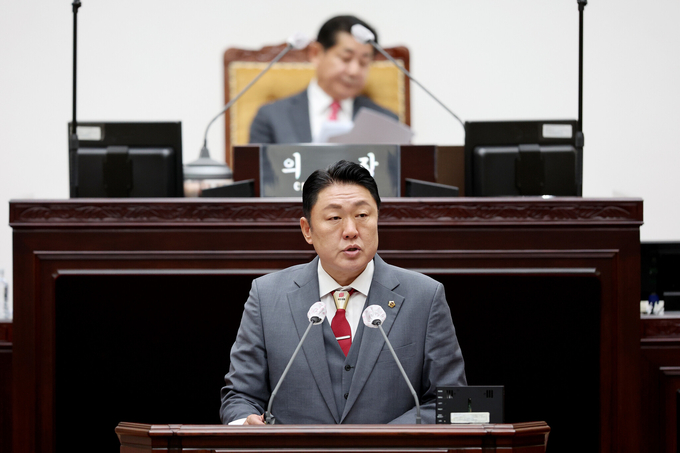 신충식 인천시의원이 시의회 본회의에서 5분 자유발언을 하고 있다. ( 사진 = 인천시의회 제공 )