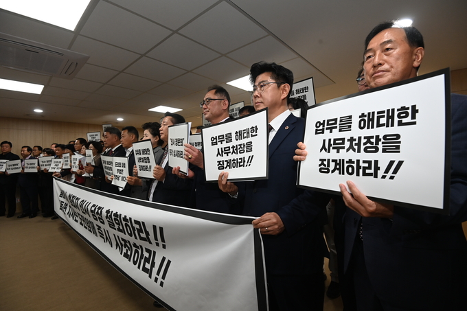 제379회 정례회 본회의 개회를 앞둔 5일 오전 수원시 영통구 경기도의회에서 국민의힘이 김동연 경기도지사의 정무라인 사퇴를 촉구하고 있다.