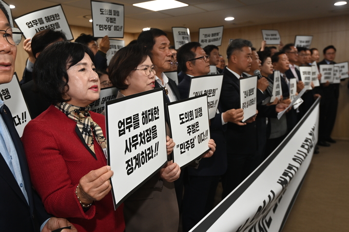 제379회 정례회 본회의 개회를 앞둔 5일 오전 수원시 영통구 경기도의회에서 국민의힘이 김동연 경기도지사의 정무라인 사퇴를 촉구하고 있다.