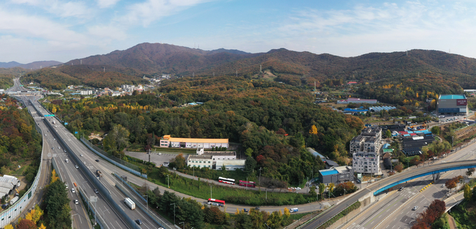 5일 국토교통부(장관 박상우)는 지난 8월 발표한 주택공급 활성화 방안 후속조치로 서울 지역 경계로부터 10km이내 수도권 신규택지 5만호 규모의 후보지 4곳을 발표했다. 사진은 후보지 4곳 중 하나인 경수대로•과천봉담간 고속화도로 일대에 인접한 의왕시 왕곡동 일대 모습.