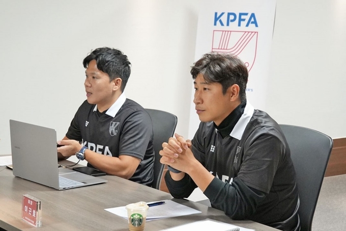 5일 진행된 2024년 제3차 이사회에서 이근호 회장, 김훈기 사무총장을 비롯한 이사진이 제3회 KPFA 자선경기 개최를 승인했다. (사진=한국프로축구선수협회 제공)