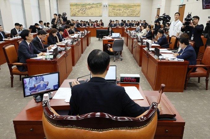 5일 오후 국회에서 열린 교육위원회 전체회의에서 더불어민주당 소속 김영호 위원장이 의사봉을 두드리고 있다. (사진=연합뉴스)