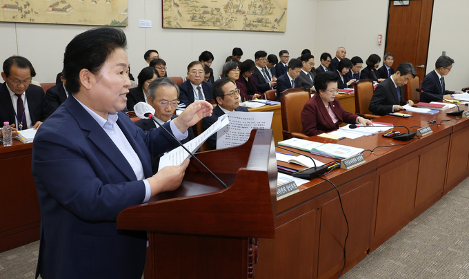 5일 오후 국회에서 열린 교육위원회 전체회의에서 더불어민주당 소속 문정복 간사가 법안과 관련한 제안설명을 하고 있다. (사진=연합뉴스)