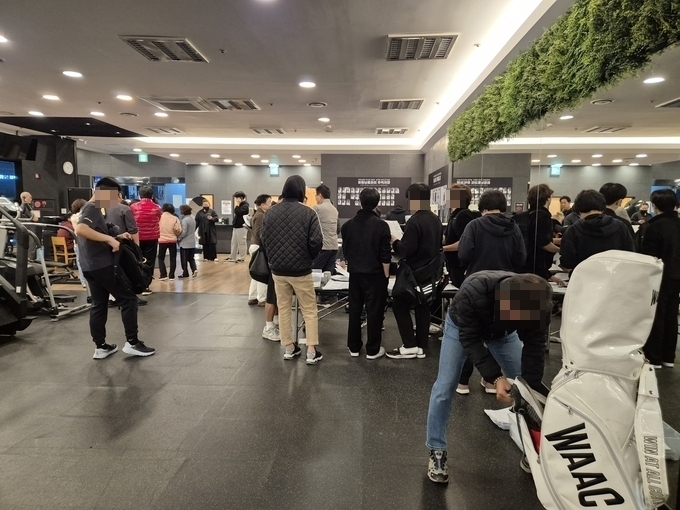 A피트니스 김포점에 회원들이 몰려와 항의하고 있다. (사진=천용남 기자)