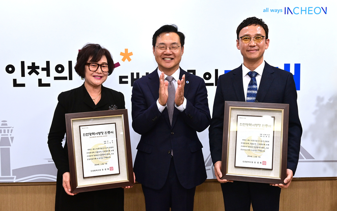 지난 5일 하병필 행정부시장이 집무실에서 열린 '2024년 인천시명장 인증서‧인증패 수여식'에서 이승미(미용), 김종상(건축시공)명장에게 인증서를 수여하고 있다. ( 사진 = 인천시 제공 )