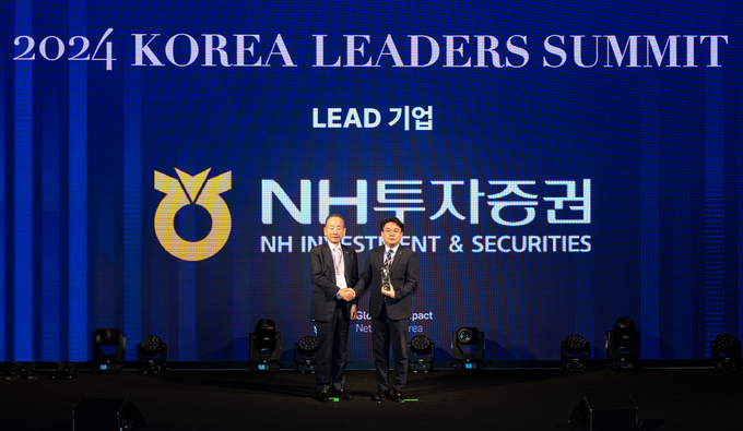 임철순 NH투자증권 ESG본부 대표(오른쪽)가 이동건 UNGC 한국협회장과 ‘Korea Leaders Summit(코리아 리더스 서밋) 2024’에서 기념촬영을 하고 있다. (사진=NH투자증권 제공)