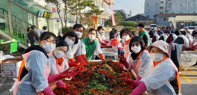 포천시 포천동은 지난 4일과 5일 양일간 포천동 행정복지센터 주차장에서 ‘2024년 사랑의 김장나누기’ 행사를 진행했다. (사진=포천시 제공)