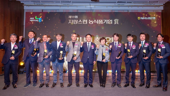 이석용 농협은행장(왼쪽 6번째) 및 수상자들이 기념촬영을 하고 있다. (사진=NH농협은행 제공)