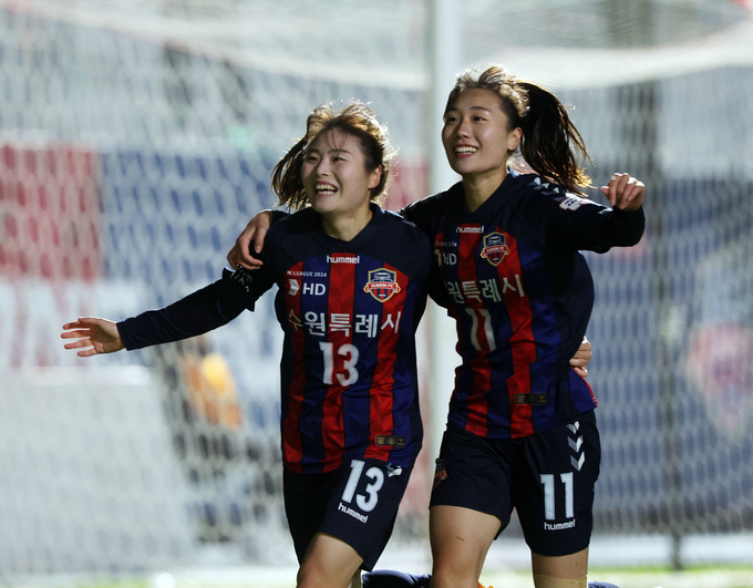 지난 5일 수원종합운동장에서 열린 디벨론 WK리그 2024 챔피언결정전 1차전에서 수원FC 위민 송재은과 감채림이 골 득점 후 세리모니를 하고 있다. (사진=수원FC 위민 제공)