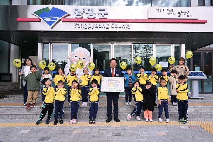 전진선 양평군수가 5일 아동학대 예방 릴레이 캠페인 '긍정양육'챌린지에 동참해 기념촬영을 하고 있다. (사진=양평군 제공)